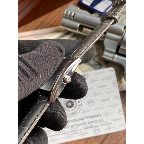 鳄鱼皮瑞士石英到货!浪琴表黛绰维纳20.80 X 32.00mm 石英女士腕表!瑞士石英,蓝宝石玻璃,鳄鱼皮表带,浪琴排名皇后级别的当属黛绰维纳系列女表 以意大利语中的Dolce Vita为名 寓意甜美生活 寓意意式生活邂逅现代浪漫 通过几何线条与柔美曲线塑造出现代优雅与妩媚姿态 银色表盘的雕花、以及蓝钢指针等精致细节都烘托出佩戴者纯正的优雅与贵气 ! 鳄鱼皮瑞士石英到货!浪琴表黛绰维纳20.80 X 32.00mm 石英女士腕表!瑞士石英,蓝宝石玻璃,鳄鱼皮表带,浪琴排名皇后级别的当属黛绰维纳系列女表 以意大利语中的Dolce Vita为名 寓意甜美生活 寓意意式生活邂逅现代浪漫 通过几何线条与柔美曲线塑造出现代优雅与妩媚姿态 银色表盘的雕花、以及蓝钢指针等精致细节都烘托出佩戴者纯正的优雅与贵气 !