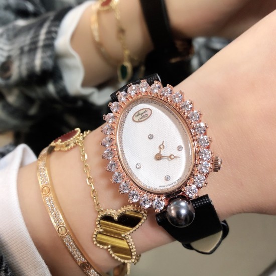 品牌:宝玑-Breguet ™️系列:珠宝系列 现推出石英版本 宝玑GJ29BB8924/5D58 雕花珍珠贝母 镶钻 女士腕表表壳电镀18K金鹅卵形表壳,外缘镶嵌24颗明亮式切割钻石和一颗日本Akoya 海水珍珠。尺寸:34.4 x 28.7毫米。表盘为玑镂刻花珍珠母贝。12点位置镶嵌宝玑铭牌。偏心小时刻度环,3点、6点、9点和12点位置设有钻石时标。宝玑经典针尖镂空式蓝钢指针。镌刻编号和Breguet隐形签名。丝缎表带,搭配折叠镶钻表扣。 品牌:宝玑-Breguet ™️系列:珠宝系列 现推出石英版本 宝玑GJ29BB8924/5D58 雕花珍珠贝母 镶钻 女士腕表表壳电镀18K金鹅卵形表壳,外缘镶嵌24颗明亮式切割钻石和一颗日本Akoya 海水珍珠。尺寸:34.4 x 28.7毫米。表盘为玑镂刻花珍珠母贝。12点位置镶嵌宝玑铭牌。偏心小时刻度环,3点、6点、9点和12点位置设有钻石时标。宝玑经典针尖镂空式蓝钢指针。镌刻编号和Breguet隐形签名。丝缎表带,搭配折叠镶钻表扣。