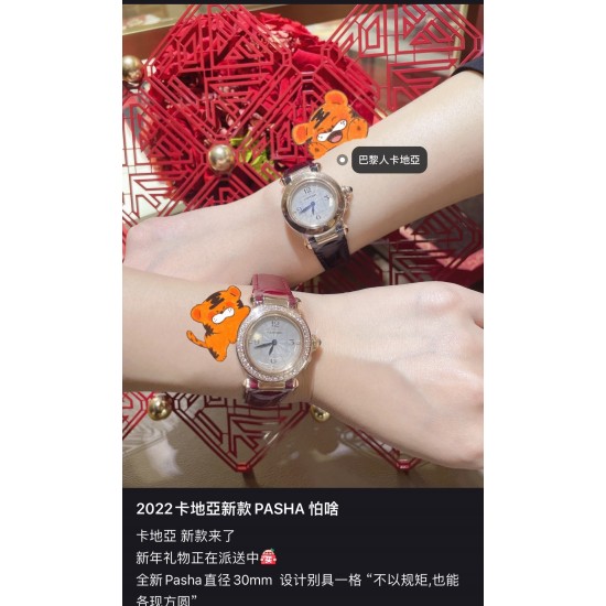 2022情人节首推[玫瑰]卡地亚新款Pasha 帕莎系列 全新直径30mm ，设计别具一格 “不以规矩，也能各现方圆” 圆中见方，方形分钟轨搭配圆润表盘对立元素巧妙演绎和谐美感，全新镶嵌表冠，短链固定旋入式表冠盖，隐藏一颗蓝色尖晶石，尽显匠心格调。35毫米表款（女款中号）30毫米表款（超Q女款小号）进口瑞士石英机芯，316L精钢表壳，意大利小牛皮表带，淬火钢蓝指针，蓝宝石水晶镜面。