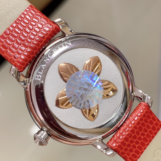 实拍 AW厂 Blancpain-宝珀女装系列复杂功能腕表共镶有152颗美钻。其中的108颗钻石镶嵌于36.8毫米的红金表壳之上。钻石紧密交织为两圈,错落有致,与品牌的标志性双层表圈设计相互呼应。表冠上亦镶有精致美钻,尽现腕表的华美雅致。 实拍 AW厂 Blancpain-宝珀女装系列复杂功能腕表共镶有152颗美钻。其中的108颗钻石镶嵌于36.8毫米的红金表壳之上。钻石紧密交织为两圈,错落有致,与品牌的标志性双层表圈设计相互呼应。表冠上亦镶有精致美钻,尽现腕表的华美雅致。