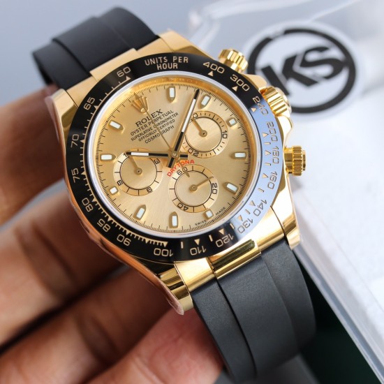 顶级做工KS出品:劳力士 恒动宇宙计时型迪通拿 【尺寸】40MM【表镜】抗刮损蓝水晶玻璃 防反光凸透式放大日历窗【表壳】上链表冠,旋入式三扣锁三重防水系统【机芯】采用7750机芯,高效精准稳定【表带】腕表搭配折叠式表扣,且表扣具有微调装置,可以调到非常的贴合手腕 折叠扣 超强夜光 防水大于100米 顶级做工KS出品:劳力士 恒动宇宙计时型迪通拿 【尺寸】40MM【表镜】抗刮损蓝水晶玻璃 防反光凸透式放大日历窗【表壳】上链表冠,旋入式三扣锁三重防水系统【机芯】采用7750机芯,高效精准稳定【表带】腕表搭配折叠式表扣,且表扣具有微调装置,可以调到非常的贴合手腕 折叠扣 超强夜光 防水大于100米