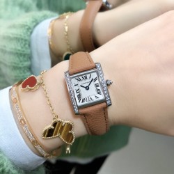 实拍卡地亚-CARTIER2020最新卡地亚法国坦克Cartier Tank Franaise系列，一款百搭性价比又高的手表 搭配全新专柜欧版风格定制的原厂表带，进口瑞士石英机芯。八角形表冠，镶嵌一颗凸圆形合成尖晶石，剑形蓝钢指针，蓝宝石水晶镜面，采用与原装一致的实心内罩，尺寸：25 x 20mm。佩戴舒适柔软服帖，上手显得高贵又典雅，很气质很女人独家货源。