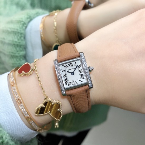 实拍卡地亚-CARTIER2020最新卡地亚法国坦克Cartier Tank Franaise系列,一款百搭性价比又高的手表 搭配全新专柜欧版风格定制的原厂表带,进口瑞士石英机芯。八角形表冠,镶嵌一颗凸圆形合成尖晶石,剑形蓝钢指针,蓝宝石水晶镜面,采用与原装一致的实心内罩,尺寸:25 x 20mm。佩戴舒适柔软服帖,上手显得高贵又典雅,很气质很女人独家货源。 实拍卡地亚-CARTIER2020最新卡地亚法国坦克Cartier Tank Franaise系列,一款百搭性价比又高的手表 搭配全新专柜欧版风格定制的原厂表带,进口瑞士石英机芯。八角形表冠,镶嵌一颗凸圆形合成尖晶石,剑形蓝钢指针,蓝宝石水晶镜面,采用与原装一致的实心内罩,尺寸:25 x 20mm。佩戴舒适柔软服帖,上手显得高贵又典雅,很气质很女人独家货源。