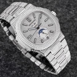 R8  2021年度新品发布， Patek Philippe  百达翡丽运动优雅满天星系列5726/1A-014腕表(鹦鹉螺)  316L精钢镶钻表链表壳，将璀璨的钻石镶嵌入腕间时计，勾人心魂，给阳刚硬朗的运动风格增加了璀璨夺目的光芒，指针、时标刻度覆超强夜光在黑夜为您指引方向，表盘镶嵌施华洛世奇美钻，附月相、日期显示为你呈现满天繁星，搭载定制324 S QA LU 24H/303自动机械（背透机芯），为您的时间保驾护航，尺寸：40.5毫米。