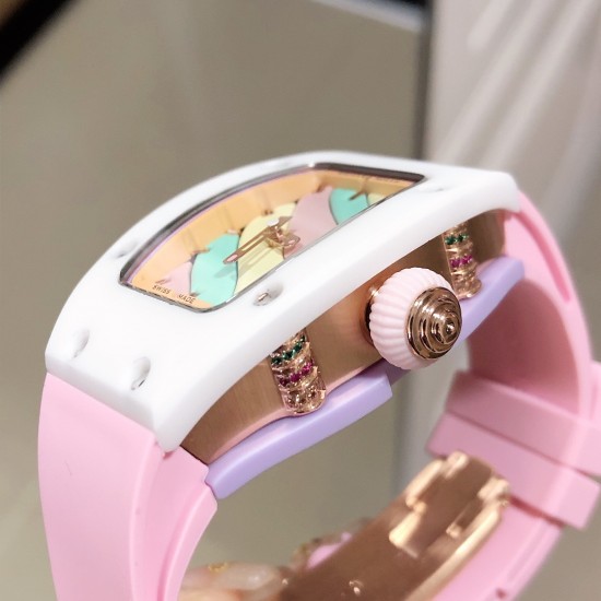 实拍 理查德米勒 RichardMille 糖果棉花糖 最新爆款 bon bon系列最稀有的作品!克服传统工艺打破模式!钟表最受尊敬的技术之一。不是所有人的嫁妆,棉花糖运动曲线和颜色,它们是诱人的。有了理查德米勒,实现了把棉花糖戴在你的手腕上!白色陶瓷加上黄粉绿搪瓷表盘,RM-07柔和的颜色创造了一个组合...甜蜜!糖果店的一次旅行,一个让人难以置信的艺术品。你会戴上它吗? 实拍 理查德米勒 RichardMille 糖果棉花糖 最新爆款 bon bon系列最稀有的作品!克服传统工艺打破模式!钟表最受尊敬的技术之一。不是所有人的嫁妆,棉花糖运动曲线和颜色,它们是诱人的。有了理查德米勒,实现了把棉花糖戴在你的手腕上!白色陶瓷加上黄粉绿搪瓷表盘,RM-07柔和的颜色创造了一个组合...甜蜜!糖果店的一次旅行,一个让人难以置信的艺术品。你会戴上它吗?