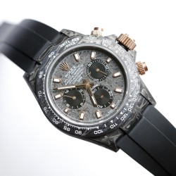 劳力士Rolex Daytona全碳纤维宇宙计时迪通拿横空出世 这款获得瑞士天文台认证的首款全碳纤迪通拿搭载全自动计时7750机械机芯 均调校测试 表盘配蜗形小秒针盘 蓝宝石抗刮损水晶镜面 碳纤维字面 完美复刻 原装同步魔术贴帆布带/橡树胶带 原装扣  更加柔软舒适 方便佩戴 爱不释手的劳力士迪通拿 品不完的一劳永逸！！！