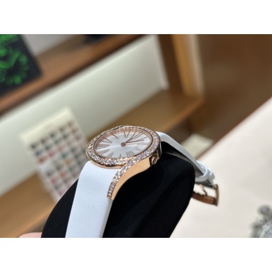 伯爵69Limelight Gala腕表超级版 正品级腕表尺寸32mm有鳄鱼皮表带,绢丝表带,牛皮表带可选运用一流的壳套打磨工艺,诠释伯爵优雅气质。表扣细节工艺,搭配施华洛世奇水钻,偶然一亮,清新脱俗。采用定制版瑞士石英机芯,续航给力,走时稳健,零返修。镶饰60颗明亮式切割钻(约0.92克拉)。表扣镶饰单颗明亮式切割施华洛世奇水钻(约0.01克拉)动人线条衬托优雅气质 伯爵69Limelight Gala腕表超级版 正品级腕表尺寸32mm有鳄鱼皮表带,绢丝表带,牛皮表带可选运用一流的壳套打磨工艺,诠释伯爵优雅气质。表扣细节工艺,搭配施华洛世奇水钻,偶然一亮,清新脱俗。采用定制版瑞士石英机芯,续航给力,走时稳健,零返修。镶饰60颗明亮式切割钻(约0.92克拉)。表扣镶饰单颗明亮式切割施华洛世奇水钻(约0.01克拉)动人线条衬托优雅气质