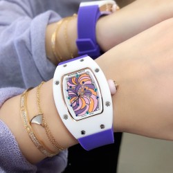 实拍 最新理查珐琅棉花糖理查德米勒 RichardMille 珐琅棉花糖 最新爆款 bon bon系列最稀有的作品！克服传统工艺打破模式！钟表最受尊敬的技术之一。不是所有人的嫁妆，棉花糖运动曲线和颜色，它们是诱人的。有了理查德米勒，实现了把棉花糖戴在你的手腕上！白色陶瓷加上黄粉绿搪瓷表盘，RM-07柔和的颜色创造了一个组合...甜蜜！糖果店的一次旅行，一个让人难以置信的艺术品。你会戴上它吗？