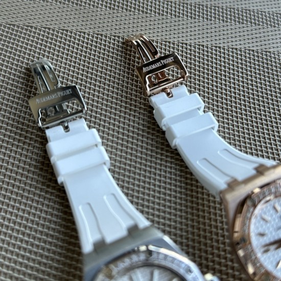 胶带RF工厂 爱彼皇家橡树系列型号67601石英腕表,皇家橡树系列独有的八角形外观还拥有爱彼独特的设计风格也将女士优雅风格融入其中,深受女明星们的爱戴,表带澳洲湾鳄鱼皮,即使只有33毫米的小尺寸,也将爱彼独有的纯净美感与刚毅线条展现的淋漓尽致,而镶满钻石的表圈也为佩戴的女士增添了更多的柔美。巴蒂镶嵌一枚半透明凸面蓝宝石,搭载瑞士进口石英机芯,拥有实用的日历显示功能 。 胶带RF工厂 爱彼皇家橡树系列型号67601石英腕表,皇家橡树系列独有的八角形外观还拥有爱彼独特的设计风格也将女士优雅风格融入其中,深受女明星们的爱戴,表带澳洲湾鳄鱼皮,即使只有33毫米的小尺寸,也将爱彼独有的纯净美感与刚毅线条展现的淋漓尽致,而镶满钻石的表圈也为佩戴的女士增添了更多的柔美。巴蒂镶嵌一枚半透明凸面蓝宝石,搭载瑞士进口石英机芯,拥有实用的日历显示功能 。