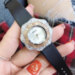 实拍 最新颜色 PIAGET伯爵 Limelight非凡珍品腕表系列  表壳直径为33mm ，电镀白金，瑞士朗达石英机芯 。手表表壳由花瓣造型上镶嵌112颗特制切割方形钻石于表圈 彰显奢华 蓝宝石水晶镜面  搭配绸缎丝绢皮。这不仅是一款非凡的腕表，更堪称一件珠宝工艺杰作，完美结合创意 打破常规的切割，彰显着珠宝腕表的优雅魅力