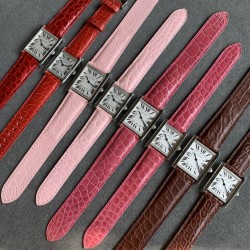 K11厂出品！升级V2版[强][强][强]顶级完美复刻的卡地亚TANK 坦克系列，[闪电]精钢版[闪电]有小号2431,中号2734,两个尺寸，顶级完美复刻，细节打磨，指针颜色，把头弧度，原厂鳄鱼皮带，底盖编码，均与正品一致！配贴码，一表一码！十种颜色表带！