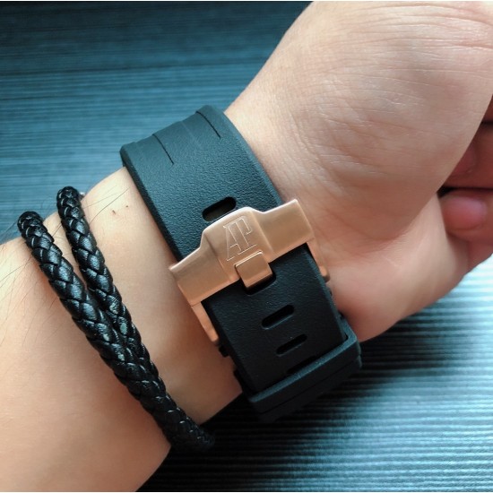 男款⌚️品牌:爱彼-AP皇家橡树 五针多功能男士石英腕表,高级蓝宝石镜面,全自动进口多功能计时跑秒石英机芯,走时稳定0时差 配备顶级316L精钢钢壳,原装天然橡胶表带,搭配原装扣 尺寸43mm,三杰精心推荐男士多功能计时跑秒石英腕表 SJ为你精心打造超真实实物图拍摄 让你超真实实物图体验 男款⌚️品牌:爱彼-AP皇家橡树 五针多功能男士石英腕表,高级蓝宝石镜面,全自动进口多功能计时跑秒石英机芯,走时稳定0时差 配备顶级316L精钢钢壳,原装天然橡胶表带,搭配原装扣 尺寸43mm,三杰精心推荐男士多功能计时跑秒石英腕表 SJ为你精心打造超真实实物图拍摄 让你超真实实物图体验