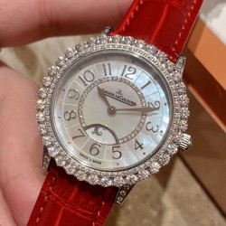 实拍 积家-Jaeger-LeCoultre DAZZLING RENDEZ- VOUS MOON约会系列月相珠宝腕表月之女神，是浪漫与柔美的象征，她掌管着大自然中的潮起潮落和季节更替,是艺术家与诗人们的灵感源泉，在温润莹亮的白色珍珠母贝映衬下,晶莹璀璨的钻石散发出夜空般的静谧之美，表圈镶嵌108颗钻石,组成两个环绕表壳的同心圆。由36颗以爪镶工艺镶嵌的钻石组成的外圈,为光芒闪耀的表圈营造出轻盈美妙的质感，尺寸36mm的精钢表壳搭配进口瑞士石英，采用蓝宝石水晶玻璃。