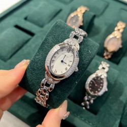 卡地亚-Cartier❥镂空托月盘的卡地亚沙特限量版❥316精钢材质❥进口石英机芯❥表盘直径30mm，厚度7.5mm❥相信懂表的老玩家们都清楚，先有他的雏形后才有那万人空巷的蓝气球的诞生 ，前沿～佛系XX厂家走访瑞士民间收藏坊才淘到这难得的限量版宝贝，一比一重新开模定制，最大限度的还原臻品 表壳三件套都与正品通用，玻璃3点位月牙斜度是cnc雕刻，并非用模具压制