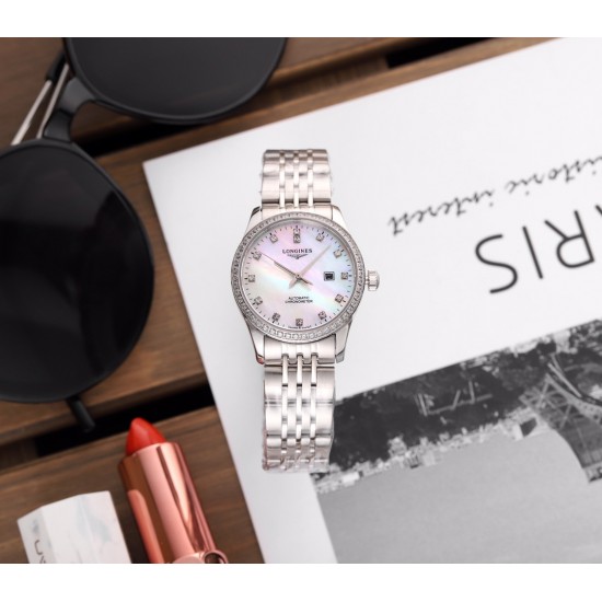 原单品质浪琴版12个 天然珍珠贝壳面 上手效果极佳✨✨Longines开创者系列⚡️⚡️赵丽颖⭕️同款型号:L2.320.4.11.6(可佩戴原装质感牛皮)⚡️⚡️这是浪琴首个所有表款均被授以瑞士天文台认证(COSC)的腕表系列。此款女表采用超薄进口西铁城6t15机芯- 原装开模直径30 蓝宝石玻璃镜面防刮效果316精钢打造与原装一样细节标准✅背透设计清晰可见机芯的律动,出席任何场合尽显优雅个性真我态度。钻石圈口璀璨夺目非你莫属!!FK独家实拍! 原单品质浪琴版12个 天然珍珠贝壳面 上手效果极佳✨✨Longines开创者系列⚡️⚡️赵丽颖⭕️同款型号:L2.320.4.11.6(可佩戴原装质感牛皮)⚡️⚡️这是浪琴首个所有表款均被授以瑞士天文台认证(COSC)的腕表系列。此款女表采用超薄进口西铁城6t15机芯- 原装开模直径30 蓝宝石玻璃镜面防刮效果316精钢打造与原装一样细节标准✅背透设计清晰可见机芯的律动,出席任何场合尽显优雅个性真我态度。钻石圈口璀璨夺目非你莫属!!FK独家实拍!