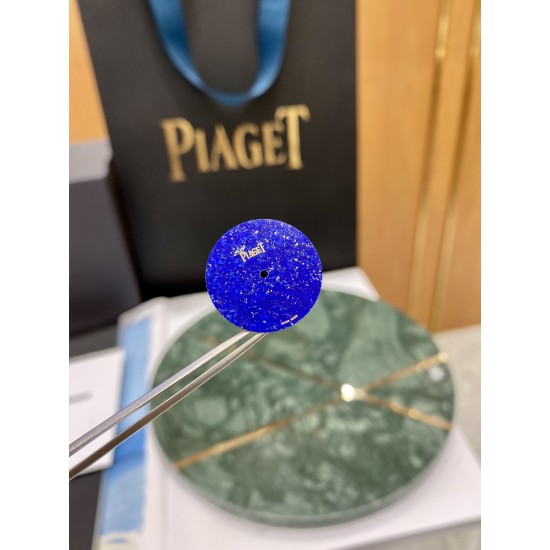 伯爵“时来运转”顶级奢侈品入门款四月季新配色 “青金石”表面可以看到星点状的黄铁矿,如同夜空中璀璨的群星第一眼看到它的时候我一眼就中,首先是外观设计足够百搭,旋转式表圈可自由转动,外层一圈可来回转动 很有寓意、一起“转动,遇见非凡”。百搭中号34尺寸!上手很秀气,宝蓝色鳄鱼皮可轻松拆卸 看上去就高端,机芯采用瑞士进口石英机芯,螺旋式表圈316L精钢打磨抛光 表面光亮如镜、表盘内圈钻石刻度 11颗⭕️圆形美钻、外圈42颗圆形美钻。 伯爵“时来运转”顶级奢侈品入门款四月季新配色 “青金石”表面可以看到星点状的黄铁矿,如同夜空中璀璨的群星第一眼看到它的时候我一眼就中,首先是外观设计足够百搭,旋转式表圈可自由转动,外层一圈可来回转动 很有寓意、一起“转动,遇见非凡”。百搭中号34尺寸!上手很秀气,宝蓝色鳄鱼皮可轻松拆卸 看上去就高端,机芯采用瑞士进口石英机芯,螺旋式表圈316L精钢打磨抛光 表面光亮如镜、表盘内圈钻石刻度 11颗⭕️圆形美钻、外圈42颗圆形美钻。