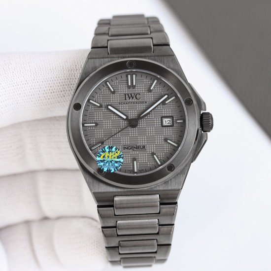 IWC 万国 全新工程师系列!全自动腕表40重塑了上世纪70年代杰罗.尊达风格!表盘经典网格设计和多边形螺丝表壳巨显独特,表带中间链节分别是(全沙带和中亮光)两种,同原装接件加强了腕表更适人体贴合度,蝴蝶式折叠表扣使佩戴感更加舒适。采用2824机芯改同32111机内配防磁盖2824机芯更加稳定!!尺寸40mm厚度10.7mm,冰蓝夜光 ,同时兼具典雅气质与动感活力,外观低调内敛,性能丰富多样。 IWC 万国 全新工程师系列!全自动腕表40重塑了上世纪70年代杰罗.尊达风格!表盘经典网格设计和多边形螺丝表壳巨显独特,表带中间链节分别是(全沙带和中亮光)两种,同原装接件加强了腕表更适人体贴合度,蝴蝶式折叠表扣使佩戴感更加舒适。采用2824机芯改同32111机内配防磁盖2824机芯更加稳定!!尺寸40mm厚度10.7mm,冰蓝夜光 ,同时兼具典雅气质与动感活力,外观低调内敛,性能丰富多样。