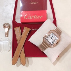 实拍【BV出品】santos de Cartier腕表 山度士女装表款 表壳 表圈镶嵌206颗明亮式切割圆钻 七角形表冠 镶嵌一颗多切面蓝宝石 阳光射线纹饰效果表盘，剑型蓝钢指针 蓝宝石水晶镜面 配备“SmartLink”表链调节装置 第二条可配鳄鱼皮或牛皮表带 搭配双重折叠表扣 表带均配备“QuickSwitch”表带快速替换装置 表壳宽度：35.1毫米 表壳厚度：8.83毫米 防水深度10巴（约100米）