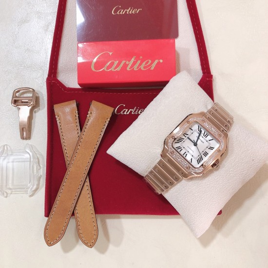 实拍【BV出品】santos de Cartier腕表 山度士女装表款 表壳 表圈镶嵌206颗明亮式切割圆钻 七角形表冠 镶嵌一颗多切面蓝宝石 阳光射线纹饰效果表盘,剑型蓝钢指针 蓝宝石水晶镜面 配备“SmartLink”表链调节装置 第二条可配鳄鱼皮或牛皮表带 搭配双重折叠表扣 表带均配备“QuickSwitch”表带快速替换装置 表壳宽度:35.1毫米 表壳厚度:8.83毫米 防水深度10巴(约100米) 实拍【BV出品】santos de Cartier腕表 山度士女装表款 表壳 表圈镶嵌206颗明亮式切割圆钻 七角形表冠 镶嵌一颗多切面蓝宝石 阳光射线纹饰效果表盘,剑型蓝钢指针 蓝宝石水晶镜面 配备“SmartLink”表链调节装置 第二条可配鳄鱼皮或牛皮表带 搭配双重折叠表扣 表带均配备“QuickSwitch”表带快速替换装置 表壳宽度:35.1毫米 表壳厚度:8.83毫米 防水深度10巴(约100米)