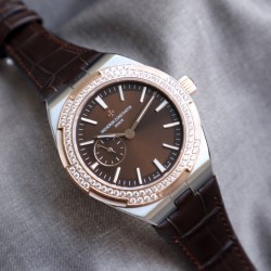 ★实拍 Vacheron Constantin江诗丹顿纵横四海系列OVERSEAS女款小号型2300v/2305v【表壳】表径3610.8mm 同步原装  质感细腻大方 蓝宝石镜面【字面】表盘经旭日纹缎面拉丝工艺处理 深邃优雅 18k金时标均带白色夜光涂层【机芯】CITIZEN8系列改Cal.5300机芯（机芯稳定零返修 ）后原装18k纳米镀金质摆陀【表带扣】半马其他十字三片折叠式表扣 进口牛皮表带越欣赏 越懂欣赏