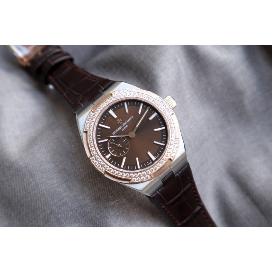 ★实拍 Vacheron Constantin江诗丹顿纵横四海系列OVERSEAS女款小号型2300v/2305v【表壳】表径3610.8mm 同步原装 质感细腻大方 蓝宝石镜面【字面】表盘经旭日纹缎面拉丝工艺处理 深邃优雅 18k金时标均带白色夜光涂层【机芯】CITIZEN8系列改Cal.5300机芯(机芯稳定零返修 )后原装18k纳米镀金质摆陀【表带扣】半马其他十字三片折叠式表扣 进口牛皮表带越欣赏 越懂欣赏 ★实拍 Vacheron Constantin江诗丹顿纵横四海系列OVERSEAS女款小号型2300v/2305v【表壳】表径3610.8mm 同步原装 质感细腻大方 蓝宝石镜面【字面】表盘经旭日纹缎面拉丝工艺处理 深邃优雅 18k金时标均带白色夜光涂层【机芯】CITIZEN8系列改Cal.5300机芯(机芯稳定零返修 )后原装18k纳米镀金质摆陀【表带扣】半马其他十字三片折叠式表扣 进口牛皮表带越欣赏 越懂欣赏