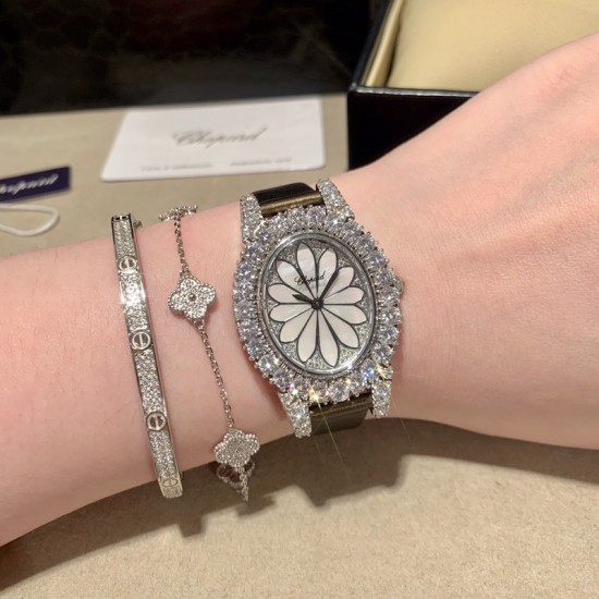 萧邦   LHEURE DU DIAMANT MEDIUM OVAL 此款LHeure du Diamant 椭圆形切割贝壳雕纹镶钻表盘 环以点缀钻石的表圈 优雅气韵 时尚风格和萧邦精湛的手工艺尽显无遗 光华耀眼