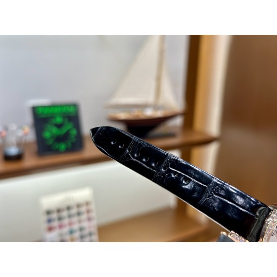 伯爵69Limelight Gala腕表超级版 正品级腕表尺寸32mm有鳄鱼皮表带,绢丝表带,牛皮表带可选运用一流的壳套打磨工艺,诠释伯爵优雅气质。表扣细节工艺,搭配施华洛世奇水钻,偶然一亮,清新脱俗。采用定制版瑞士石英机芯,续航给力,走时稳健,零返修。镶饰60颗明亮式切割钻(约0.92克拉)。表扣镶饰单颗明亮式切割施华洛世奇水钻(约0.01克拉)动人线条衬托优雅气质 伯爵69Limelight Gala腕表超级版 正品级腕表尺寸32mm有鳄鱼皮表带,绢丝表带,牛皮表带可选运用一流的壳套打磨工艺,诠释伯爵优雅气质。表扣细节工艺,搭配施华洛世奇水钻,偶然一亮,清新脱俗。采用定制版瑞士石英机芯,续航给力,走时稳健,零返修。镶饰60颗明亮式切割钻(约0.92克拉)。表扣镶饰单颗明亮式切割施华洛世奇水钻(约0.01克拉)动人线条衬托优雅气质