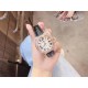 卡地亚 CARTIER 蓝气球奢华系列,316L精钢材质,简约又别具品味,摒弃了现代盛行的繁复华丽的修饰,以简约重新诠释唯美,打造独家高品质,采用高级珍珠贝母制作出表盘,优雅精致高贵气质尽显无漏。尺寸36mm*12mm。 卡地亚 CARTIER 蓝气球奢华系列,316L精钢材质,简约又别具品味,摒弃了现代盛行的繁复华丽的修饰,以简约重新诠释唯美,打造独家高品质,采用高级珍珠贝母制作出表盘,优雅精致高贵气质尽显无漏。尺寸36mm*12mm。
