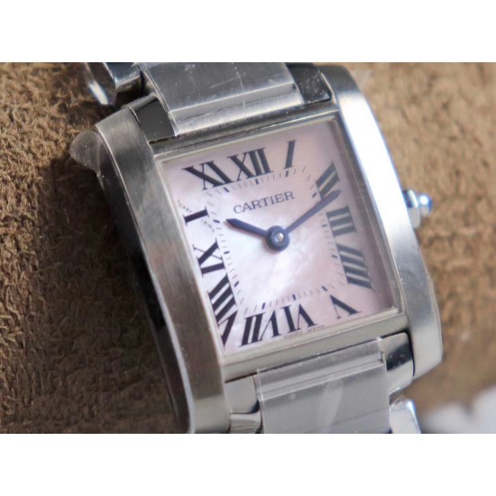 实拍 8848F出品卡地亚法国坦克!瑞士石英机芯,尺寸~25.35*20.3mm,其他的就不作多介绍了,均可官网查阅,下面我来讲讲它的迷人之处,坦克腕表家族中女性最喜欢的一个系列。首先正像坦克与履带的不可分离,法国坦克腕表的履带式表链不仅像一款简练的手镯将金属的光泽绽放无余,也更好的融合了坦克系列棱角分明、锐利的表壳边缘,二者的结合不仅使表款风格上有个完整的统一性,更是对坦克腕表系列的自由精神的完美诠释,因此法国坦克可谓是卡地亚坦克腕表系列之中的经典之作!保卡、吊牌、表带膜和外包装都有贴标型号!下手要快! 实拍 8848F出品卡地亚法国坦克!瑞士石英机芯,尺寸~25.35*20.3mm,其他的就不作多介绍了,均可官网查阅,下面我来讲讲它的迷人之处,坦克腕表家族中女性最喜欢的一个系列。首先正像坦克与履带的不可分离,法国坦克腕表的履带式表链不仅像一款简练的手镯将金属的光泽绽放无余,也更好的融合了坦克系列棱角分明、锐利的表壳边缘,二者的结合不仅使表款风格上有个完整的统一性,更是对坦克腕表系列的自由精神的完美诠释,因此法国坦克可谓是卡地亚坦克腕表系列之中的经典之作!保卡、吊牌、表带膜和外包装都有贴标型号!下手要快!