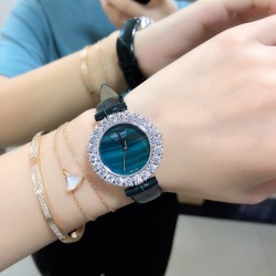 实拍 萧邦新款不断 重点推荐 重磅来袭 LHEUR DU DIAMANT珠宝镶系列，全套精钢镂空打造，光滑精致无暇，采用最新手法三爪镶石工艺，与原装正品一致，尺寸及细节完美至无可挑剔，整表美轮美奂由你任意搭配出行或各种宴会派对，该款专用进口机械机芯，整机保持原状态无改动，稳定性众所周知！表扣饱满不显臃肿，七颗钻石及整个表扣呈现的弧度与镂空的鸟巢壳身完美绝配，搭配之对应效果令你无可挑剔，表带制作精良，狠下本钱采用进口高光牛皮 一点也不逊于市场的一般鳄鱼皮。