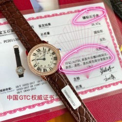 新款首发！卡地亚18K玫瑰金时尚女士金表到货！Ronde de Cartier（卡地亚伦敦）系列，表圈镶嵌54颗VS1.2足反天然真钻，每一颗都是经过GTC权威机构检验，证书联网可查真伪，确保每颗钻石真材实料！原装瑞士石英机芯，表径29mm；表壳、表扣包18K玫瑰金，再无掉色之忧；把的镶嵌天然尖晶石，散发的淡淡蓝光令人陶醉；高温淬火烧钢蓝指针，美洲鳄鱼皮表带更彰显腕表高贵优雅气质！独家货源！另赠送同款美洲鳄鱼皮表带一副，买到就是赚到！配卡地亚新款包装一手价出！