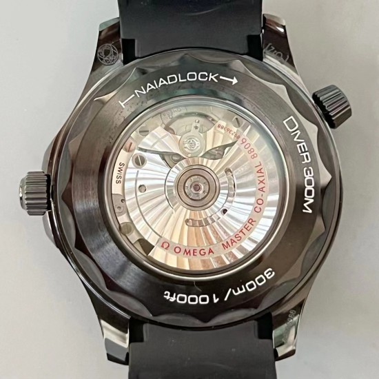 VS 钱包从厚干到薄的墨黑300 PL1 【墨黑海马,桀骜登场】新品 欧米茄 OMEGA 海马系列300米墨黑。表圈、表盘均采用黑色氧化锆1Zr021陶瓷制成。镂空指针及12点位的圆点, 均覆有Super-LumiNova夜光涂层。机芯的运转美态清晰可见。透过采用波纹边缘设计的蓝宝石玻璃表背,可以欣赏到8806定制机芯。 VS 钱包从厚干到薄的墨黑300 PL1 【墨黑海马,桀骜登场】新品 欧米茄 OMEGA 海马系列300米墨黑。表圈、表盘均采用黑色氧化锆1Zr021陶瓷制成。镂空指针及12点位的圆点, 均覆有Super-LumiNova夜光涂层。机芯的运转美态清晰可见。透过采用波纹边缘设计的蓝宝石玻璃表背,可以欣赏到8806定制机芯。