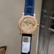 实拍 为你带来快乐——推出萧邦chopard Happy Sport满钻腕表！①卓越时计源于精湛工艺，双层蓝宝水晶玻璃之间，7颗施华洛世奇快乐彩钻活灵活现，完美诠释原装的韵味和感觉，镶满钻的表壳比例匀称，做工精湛，颗颗美钻饱满挺拔。②字面为了追求完美，耗时耗力，每一个刻度和英文logo都经过多次的独立开模，耗费多套模板，为你带来最接近原装的字面效果！③机芯采用进口石英机芯走时精准，④表带方面，为追求极致以及每一位客户的体验感，不惜成本采用牛皮皮表带，为你带来最高的体验手感制表技艺和宝石镶嵌完美融合！