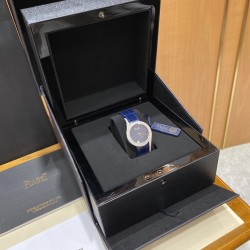 伯爵69Limelight Gala腕表超级版，原装开模，修正现市面任何版本的不足！皮带可配原装【精彩细节】腕表尺寸32mm运用一流的壳套打磨工艺，诠释伯爵优雅气质。.采用定制版瑞士石英机芯，续航给力，走时稳健，零返修。镶饰60颗明亮式切割钻（约0.92克拉）。表扣镶饰单颗明亮式切割施华洛世奇美钻（约0.01克拉）动人线条衬托优雅气质，吊牌有芯片感应。