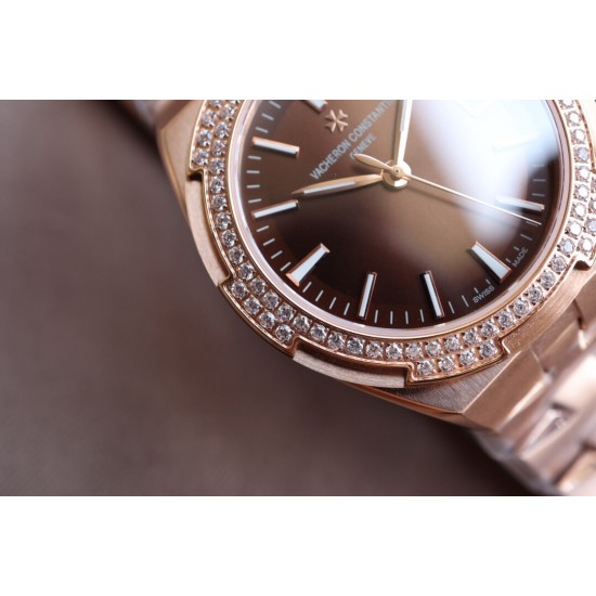 实拍【Vacheron Constantin江诗丹顿】纵横四海系列OVERSEAS女款小号型钢带款——一款极具魅力和旅行精神的女性腕表【表壳】直径36mm适合大部分女性佩戴,84颗圆形切割施华洛水更是钻璀璨夺目 【表盘】简约的大三针设计 旭日纹缎面拉丝的工艺处理 深邃优雅 时标均带白色夜光涂层 【机芯】CITIZEN8系列改Cal.5300机芯(机芯稳定零返修 ) 原装18k纳米镀金质摆陀 实拍【Vacheron Constantin江诗丹顿】纵横四海系列OVERSEAS女款小号型钢带款——一款极具魅力和旅行精神的女性腕表【表壳】直径36mm适合大部分女性佩戴,84颗圆形切割施华洛水更是钻璀璨夺目 【表盘】简约的大三针设计 旭日纹缎面拉丝的工艺处理 深邃优雅 时标均带白色夜光涂层 【机芯】CITIZEN8系列改Cal.5300机芯(机芯稳定零返修 ) 原装18k纳米镀金质摆陀