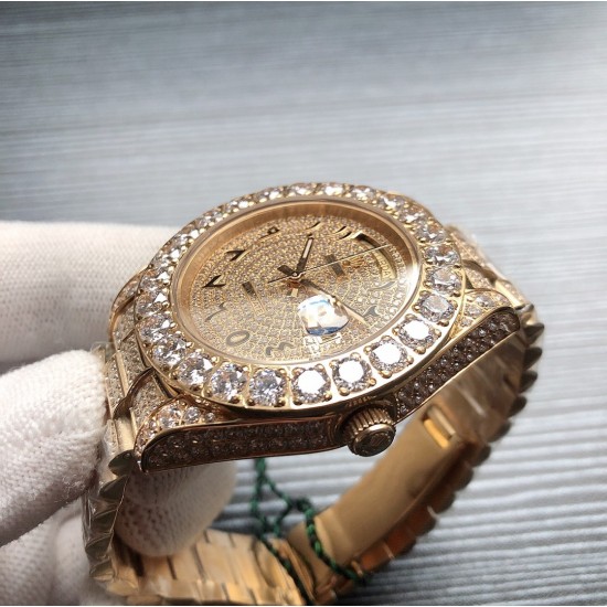 劳力士ROLEX R40 SF Factory 新款Oyster Perpetual Pearlmaster 39(蚝式恒动Pearlmaster 39)腕表,堪为宝石镶嵌腕表系列之瑰宝。 永恒黄金腕表镶嵌最珍稀的钻石,充分展现劳力士在宝石镶嵌方面的非凡技艺。品牌:Rolex劳力士系列:蚝式恒动腕表机芯:全自动机械表带:镶钻精钢表链尺寸:43.5 x 13mm材料:316精钢+蓝宝石玻璃 三杰精致推荐男士机械腕表 SJ为你精心打造超真实实物图拍摄 劳力士ROLEX R40 SF Factory 新款Oyster Perpetual Pearlmaster 39(蚝式恒动Pearlmaster 39)腕表,堪为宝石镶嵌腕表系列之瑰宝。 永恒黄金腕表镶嵌最珍稀的钻石,充分展现劳力士在宝石镶嵌方面的非凡技艺。品牌:Rolex劳力士系列:蚝式恒动腕表机芯:全自动机械表带:镶钻精钢表链尺寸:43.5 x 13mm材料:316精钢+蓝宝石玻璃 三杰精致推荐男士机械腕表 SJ为你精心打造超真实实物图拍摄
