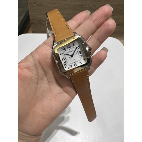 钢带送皮带山度士女庄Santos de Cartier腕表 1⃣️表壳:316不锈钢2⃣️把的:七角形表冠 镶嵌一颗多切面蓝宝石 3⃣️表盘:阳光射线纹饰效果表盘/经典白罗马表盘4⃣️表针:剑型蓝钢指针 5⃣️表镜:蓝宝石水晶镜面 6⃣️钢表带:配备“SmartLink”表链调节装置 7⃣️表扣:搭配双重折叠表扣 表带均配备“QuickSwitch”表带快速替换装置 8⃣️表壳尺寸:35.1毫米 厚度:8.83毫米 防水深度10巴(约100米) 钢带送皮带山度士女庄Santos de Cartier腕表 1⃣️表壳:316不锈钢2⃣️把的:七角形表冠 镶嵌一颗多切面蓝宝石 3⃣️表盘:阳光射线纹饰效果表盘/经典白罗马表盘4⃣️表针:剑型蓝钢指针 5⃣️表镜:蓝宝石水晶镜面 6⃣️钢表带:配备“SmartLink”表链调节装置 7⃣️表扣:搭配双重折叠表扣 表带均配备“QuickSwitch”表带快速替换装置 8⃣️表壳尺寸:35.1毫米 厚度:8.83毫米 防水深度10巴(约100米)