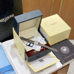鳄鱼皮瑞士石英到货！浪琴表黛绰维纳20.80 X 32.00mm 石英女士腕表！瑞士石英，蓝宝石玻璃，鳄鱼皮表带，浪琴排名皇后级别的当属黛绰维纳系列女表 以意大利语中的Dolce Vita为名 寓意甜美生活 寓意意式生活邂逅现代浪漫 通过几何线条与柔美曲线塑造出现代优雅与妩媚姿态 银色表盘的雕花、以及蓝钢指针等精致细节都烘托出佩戴者纯正的优雅与贵气 ！