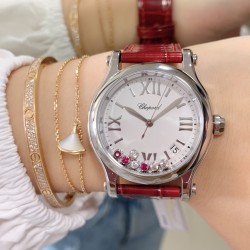 实拍 最新配色 特别款 最强副本萧邦CHOPARD快乐钻系列（原版开模）「中号36mm 」历时一年多研发终于面世，在蓝气球已经是女士标配的时代 萧邦快乐钻系列女表脱颖而出，成为时尚界追捧的一股潮流！此款不但能凸显出钻石的高贵而且更是「女神」最渴望拥有腕表之一 轻松出席各种场合不会出现「同款尴尬」【表带】标配美洲鳄鱼皮 【机芯】采用TOP级海鸥2892机芯，每颗机芯都经制表师的精调细选，确保带来稳定可靠的精准走时。绝世精品！图为36尺寸