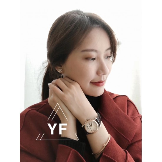 实拍《YF》萧邦(五钻小号无日历)HAPPY DIAMONDS 七彩圣诞主题 符合接下来圣诞跨年的气氛 每一颗钻石都是最好的礼物 心向自由 与快乐不期而遇。 实拍《YF》萧邦(五钻小号无日历)HAPPY DIAMONDS 七彩圣诞主题 符合接下来圣诞跨年的气氛 每一颗钻石都是最好的礼物 心向自由 与快乐不期而遇。