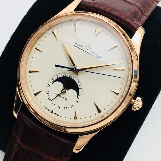 ZF【厚积“薄”发 年度大作】ZF新品,积家月相大师系列,表壳直径39mmX9.9mm与原装同步。六点钟的子盘拥有阳历阴历(月相)双期显示,月相一月转一圈,功能和正品一致。【技术突破】采用9015改积家自产Cal.925/1机芯,功能百分百同步原装自产机芯。走时稳定,素质坚挺。【细节突破】从侧面观察腕表盘面发现有微微的弧度,ZF为了达到这一效果,耗时费力多次调整模具,确保神韵和感觉能与原装相媲美。ZF积家月相大师,满足您对月相的一切美好情怀。 ZF【厚积“薄”发 年度大作】ZF新品,积家月相大师系列,表壳直径39mmX9.9mm与原装同步。六点钟的子盘拥有阳历阴历(月相)双期显示,月相一月转一圈,功能和正品一致。【技术突破】采用9015改积家自产Cal.925/1机芯,功能百分百同步原装自产机芯。走时稳定,素质坚挺。【细节突破】从侧面观察腕表盘面发现有微微的弧度,ZF为了达到这一效果,耗时费力多次调整模具,确保神韵和感觉能与原装相媲美。ZF积家月相大师,满足您对月相的一切美好情怀。