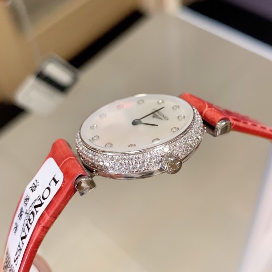 实拍 LONGINES【浪琴】新款女士腕表小巧精致,以钻石装饰、搭配色彩鲜明鳄鱼皮表带,优雅藏在细节里,时尚高雅的来凸显个人风格,优雅地停留在手腕,纯钢表壳,瑞士机芯,蓝宝石镜面, 实拍 LONGINES【浪琴】新款女士腕表小巧精致,以钻石装饰、搭配色彩鲜明鳄鱼皮表带,优雅藏在细节里,时尚高雅的来凸显个人风格,优雅地停留在手腕,纯钢表壳,瑞士机芯,蓝宝石镜面,