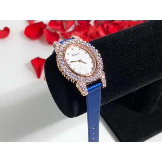萧邦新款 LHEURE DU DIAMANT MEDIUM OVAL 此款LHeure du Diamant 椭圆形切割雕纹镶钻表盘 环以点缀钻石的表圈 优雅气韵 时尚风格和萧邦精湛的手工艺尽显无遗 光华耀目 MM™ 白玫同价