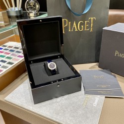 RF厂伯爵新款小号26mm。Limelight Gala系列的女性钻石手表是绝对诱惑的标志，表盘独特的6与9的造型，混合艺术，设计和珠宝，他们赞扬充满活力和大胆女性气质。在伯爵的眼里，每一位演绎人生故事的女主角，都注定拥有出众魅力！别出心裁，不断进阶超越。尺寸26mm  机芯：瑞士朗达机芯 玻璃：蓝宝石镜面 皮带：美洲鳄鱼皮