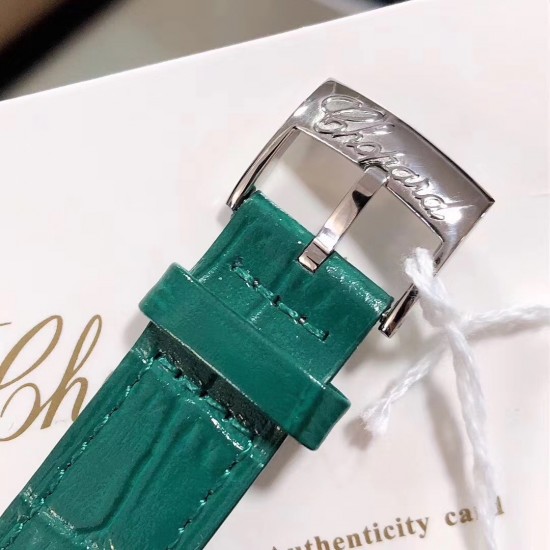 萧邦 CHOPARD IMPERIALE 系列腕表。独特风格带您走进一个新阶段并且成功塑造了崇尚自我表达和与众不同的生活化概念,316精钢材质,此表款全手工镶嵌施华洛世奇水晶钻,成为了美式奢侈生活风格的代表!进口石英机芯以及精细做工,佩戴贴手舒适,设计风格简约明朗。充满奢华璀璨的气息,光彩夺人、让你瞬间提升华丽的气质 萧邦 CHOPARD IMPERIALE 系列腕表。独特风格带您走进一个新阶段并且成功塑造了崇尚自我表达和与众不同的生活化概念,316精钢材质,此表款全手工镶嵌施华洛世奇水晶钻,成为了美式奢侈生活风格的代表!进口石英机芯以及精细做工,佩戴贴手舒适,设计风格简约明朗。充满奢华璀璨的气息,光彩夺人、让你瞬间提升华丽的气质