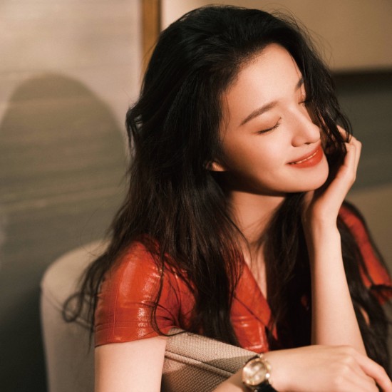 演员@-王楚然- 佩戴全新#ChopardHappySport#系列33毫米腕表参加@SuperELLE欣漾 #SuperELLE风格由我#盛典。自由演绎青春风尚,腕间轻舞灵动格调。 演员@-王楚然- 佩戴全新#ChopardHappySport#系列33毫米腕表参加@SuperELLE欣漾 #SuperELLE风格由我#盛典。自由演绎青春风尚,腕间轻舞灵动格调。