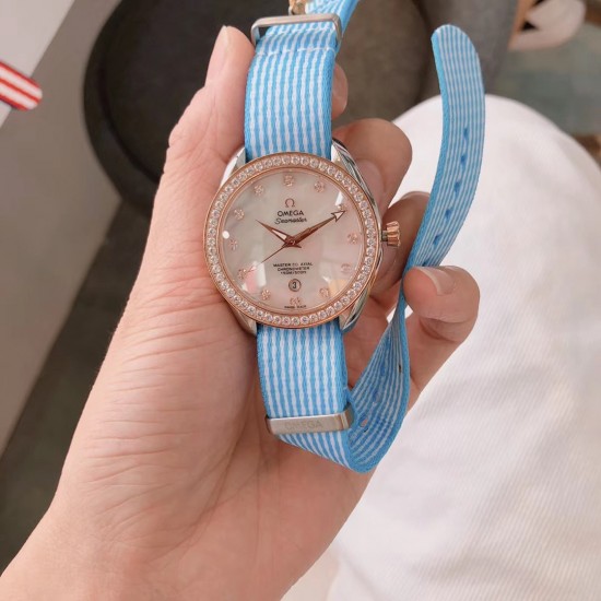 欧米茄 OMEGA 海马系列 AQUA TERRA 至臻天文台女士腕表环镶璀璨美钻,诠释情致迷人风范。表盘以白色珍珠母贝制成,平添柔和细腻质感,搭配镶钻小时刻度。全新尼龙表带与牛皮表带,不同组合,焕新风采。腕表与表带和谐相称,让您尝试不同的搭配方式,收获无限惊喜发掘专属于您的个性腕表造型! 欧米茄 OMEGA 海马系列 AQUA TERRA 至臻天文台女士腕表环镶璀璨美钻,诠释情致迷人风范。表盘以白色珍珠母贝制成,平添柔和细腻质感,搭配镶钻小时刻度。全新尼龙表带与牛皮表带,不同组合,焕新风采。腕表与表带和谐相称,让您尝试不同的搭配方式,收获无限惊喜发掘专属于您的个性腕表造型!