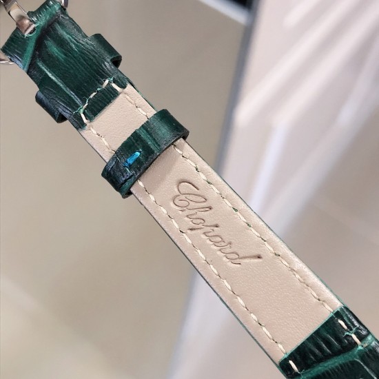 实拍 萧邦HAPPY DIAMONDS系列快乐钻腕表！珍珠贝母雕花纹饰 蓝宝石玻璃镜面 我们就是自己的神话 原厂瑞士石英机芯 镜面内7颗快乐钻自由转动 活动钻石围绕表盘回旋起舞 制作精巧的表壳玩味透明概念 chopard家标志性的Happy钻石在两片蓝宝石水晶玻璃 形成的空间内自由滑动 充分展现自由和欢快的感觉 表壳顶端与底端各缀有一圈钻石 树叶形指针 较小的同心圆为珍珠母贝质地 呈圆满的球型 两个同心圆环上皆全手工镶有钻石 七颗灵动钻石如悬空漂浮一般 细节见真知。
