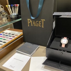 全网女生听我的！买它…❤️。      伯爵“时来运转”顶级奢侈品入门款第一眼看到它的时候我一眼就中，首先是外观设计足够百搭，旋转式表圈可自由转动，外层一圈可来回转动 很有寓意、一起“转动，遇见非凡”。百搭中号34尺寸！上手很秀气，彩色鳄鱼皮可轻松拆卸 看上去就高端，机芯采用瑞士进口石英机芯，螺旋式表圈316L精钢打磨抛光 表面光亮如镜、表盘内圈钻石刻度 11颗⭕️圆形美钻、外圈42颗圆形美钻