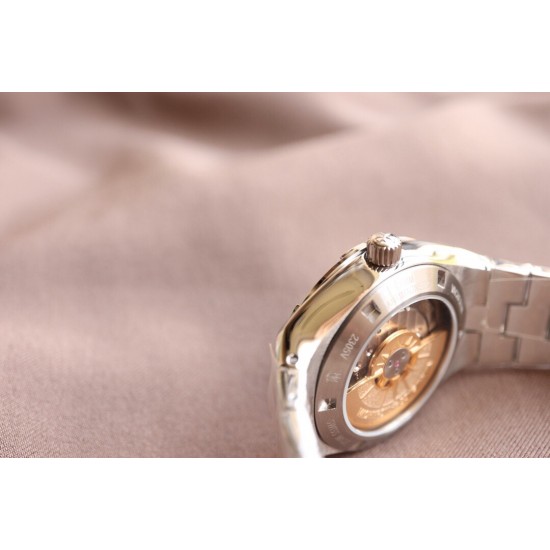 实拍【Vacheron Constantin江诗丹顿】纵横四海系列OVERSEAS女款小号型钢带款——一款极具魅力和旅行精神的女性腕表【表壳】直径36mm适合大部分女性佩戴,84颗圆形切割施华洛水更是钻璀璨夺目 【表盘】简约的大三针设计 旭日纹缎面拉丝的工艺处理 深邃优雅 时标均带白色夜光涂层 【机芯】CITIZEN8系列改Cal.5300机芯(机芯稳定零返修 ) 原装18k纳米镀金质摆陀 实拍【Vacheron Constantin江诗丹顿】纵横四海系列OVERSEAS女款小号型钢带款——一款极具魅力和旅行精神的女性腕表【表壳】直径36mm适合大部分女性佩戴,84颗圆形切割施华洛水更是钻璀璨夺目 【表盘】简约的大三针设计 旭日纹缎面拉丝的工艺处理 深邃优雅 时标均带白色夜光涂层 【机芯】CITIZEN8系列改Cal.5300机芯(机芯稳定零返修 ) 原装18k纳米镀金质摆陀